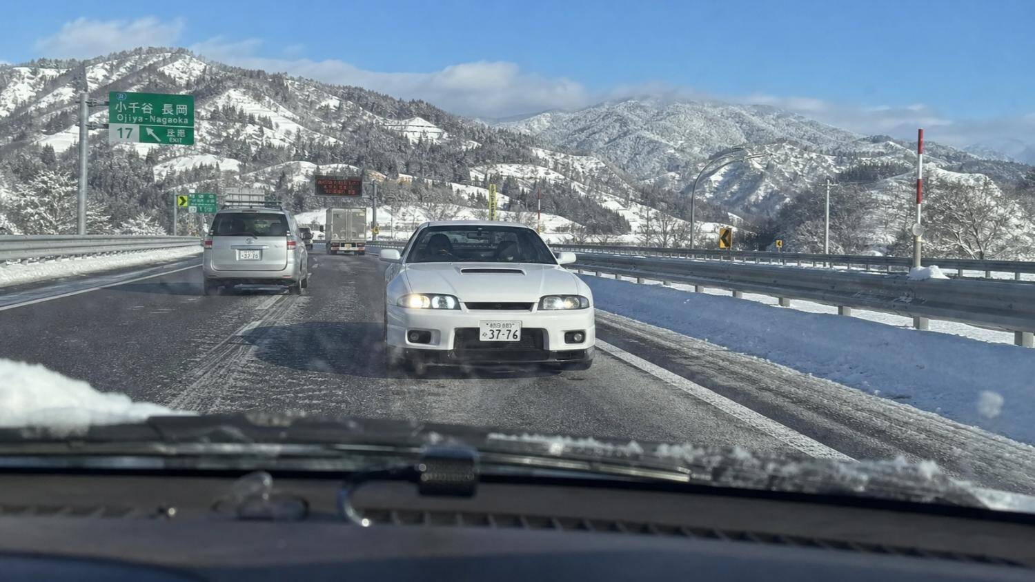 “あおり運転”してきた車を「白バイの待ち伏せポイント」に誘導、警察に捕まえてもらうまでの一部始終／「あの道、よく白バイいるよね」ドライバーの体感は本当なのか、警察庁の通達を調べてみた
