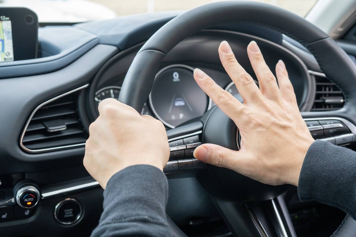 あおり運転してきた“真っ赤なスポーツカー”に下った天罰「前方が騒がしいと思ったら…正直“ざまあ”と思いました」