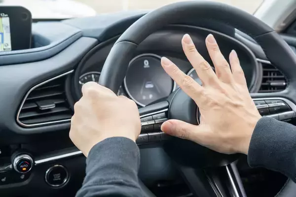 「あおり運転してきた“真っ赤なスポーツカー”に下った天罰「前方が騒がしいと思ったら…正直“ざまあ”と思いました」」の画像