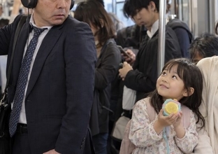「まだ降りている途中なのに」スマホを見ながら電車に乗り込む男性と衝突…その直後に起きた“自業自得な展開”
