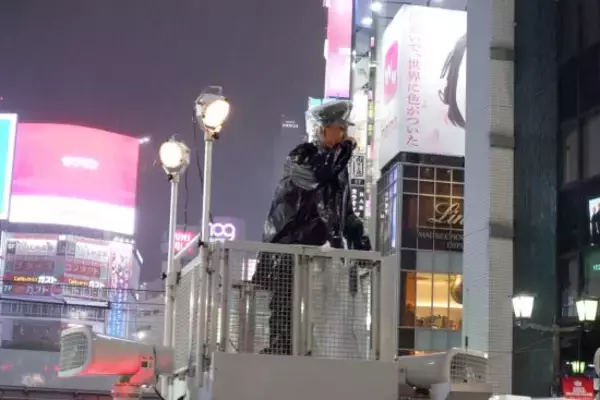 「大雨の「渋谷ハロウィン2025」コスプレイヤーは外国人ばかり、“ガチ”よりも“ライト”に済ませる人が多数」の画像