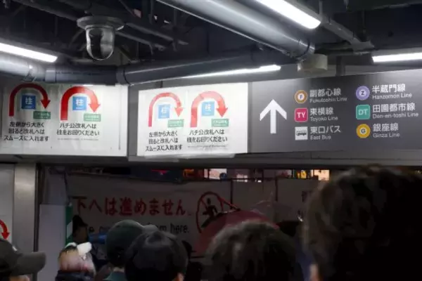 「大雨の「渋谷ハロウィン2025」コスプレイヤーは外国人ばかり、“ガチ”よりも“ライト”に済ませる人が多数」の画像