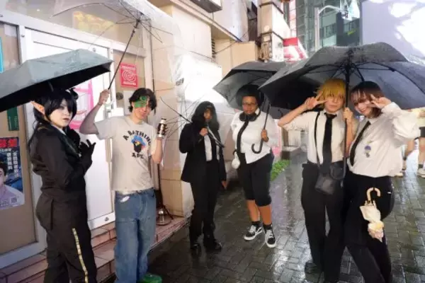 「大雨の「渋谷ハロウィン2025」コスプレイヤーは外国人ばかり、“ガチ”よりも“ライト”に済ませる人が多数」の画像