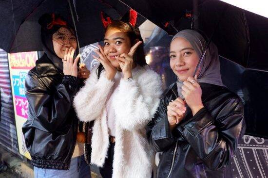 大雨の「渋谷ハロウィン2025」コスプレイヤーは外国人ばかり、“ガチ”よりも“ライト”に済ませる人が多数