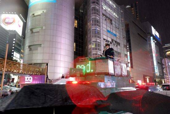 大雨の「渋谷ハロウィン2025」コスプレイヤーは外国人ばかり、“ガチ”よりも“ライト”に済ませる人が多数