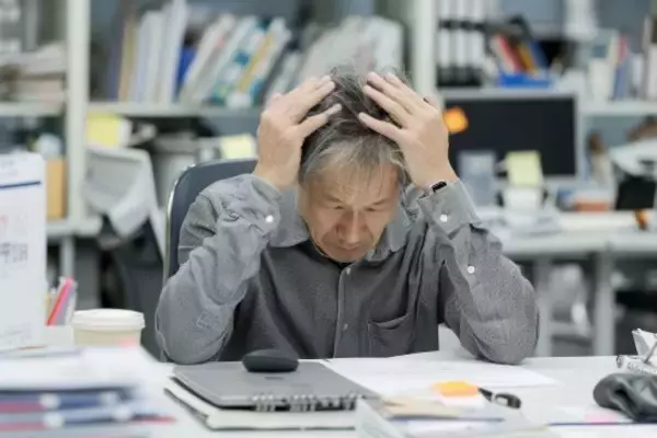 「貯蓄と相続で“資産2000万円”の男性。「老後資金には少し足りない気がする」焦りが招いた最悪の末路」の画像