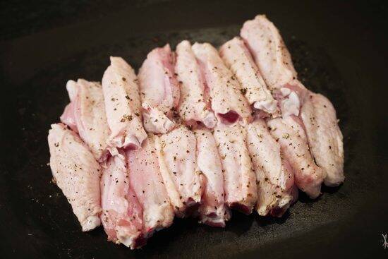 バター×手羽の背徳つまみ。料理研究家・リュウジから教わった鶏レシピの中毒性がヤバい