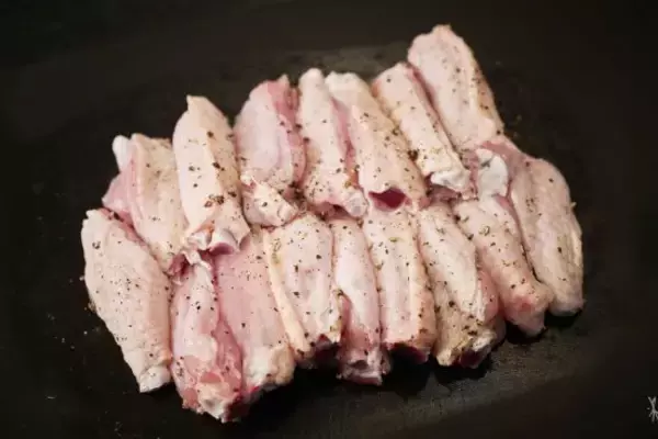 「バター×手羽の背徳つまみ。料理研究家・リュウジから教わった鶏レシピの中毒性がヤバい」の画像