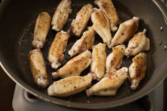 バター×手羽の背徳つまみ。料理研究家・リュウジから教わった鶏レシピの中毒性がヤバい