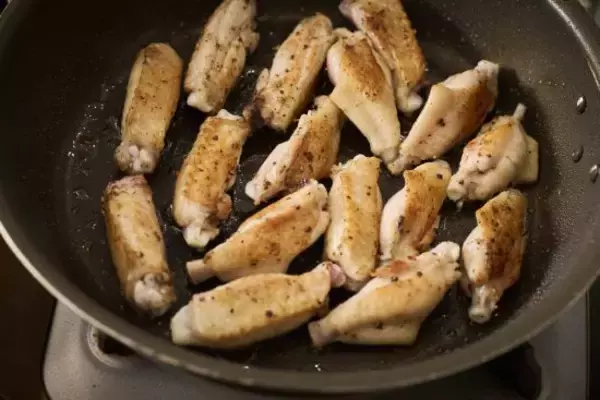 「バター×手羽の背徳つまみ。料理研究家・リュウジから教わった鶏レシピの中毒性がヤバい」の画像