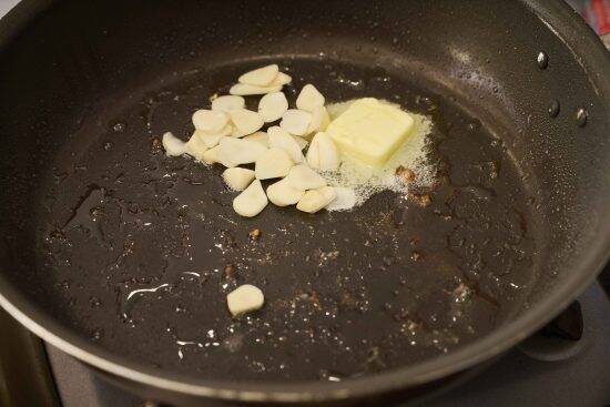 バター×手羽の背徳つまみ。料理研究家・リュウジから教わった鶏レシピの中毒性がヤバい