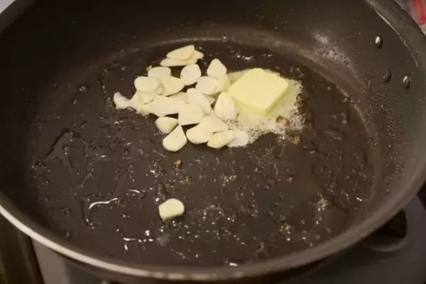 「バター×手羽の背徳つまみ。料理研究家・リュウジから教わった鶏レシピの中毒性がヤバい」の画像