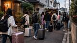 「「もう、引っ越すしかない」…住宅街で深刻化する「外国人向け民泊客」の“酷すぎる迷惑行為”。騒音、路上占拠、ゴミ放置も」の画像1