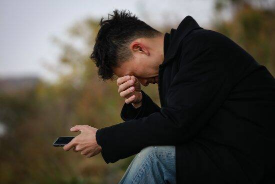 携帯のバイブ音は“トラブルの予兆”。「年末年始も気が休まらない」営業職の悲哀