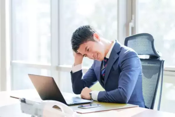 「「DXってなんやねん」営業職が“仕事が進まない”と悲鳴…便利さの裏で脳が疲弊する「SaaS疲れ」の正体」の画像