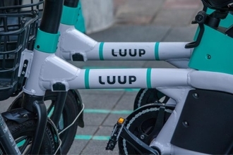 「LUUP」に3年間乗り続ける30代記者が車と衝突。「救急搬送される重傷でも、返却はセルフ」の衝撃