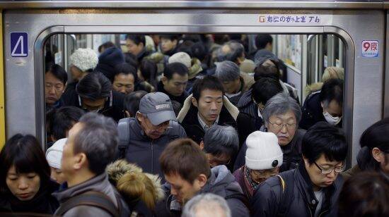 「今すぐ電話を切れ！」電車で通話する若者を怒鳴ったスーツ姿の男性が、“数分後に取った行動”に車内が騒然としたワケ