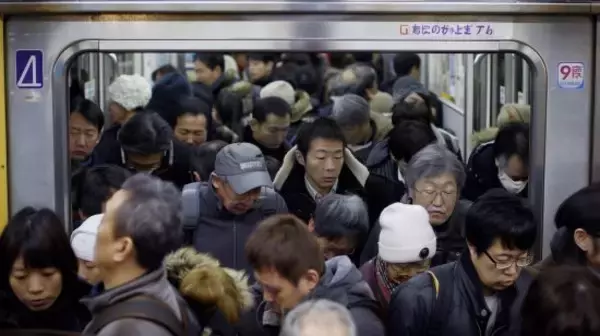 「「今すぐ電話を切れ！」電車で通話する若者を怒鳴ったスーツ姿の男性が、“数分後に取った行動”に車内が騒然としたワケ」の画像