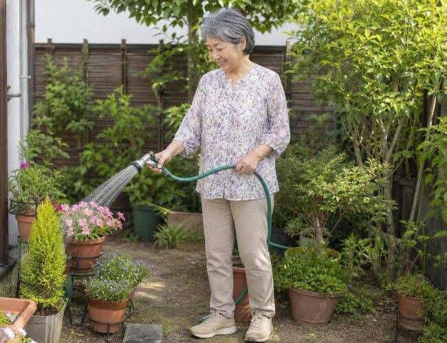 「人の家の水道」を無断で使う、60代隣人の呆れた主張。抗議したら「今度はうちの庭でBBQをやりはじめたんです…」／家は選べても、隣人は選べない。近所付き合いの距離感がどう変わったか調べてみた
