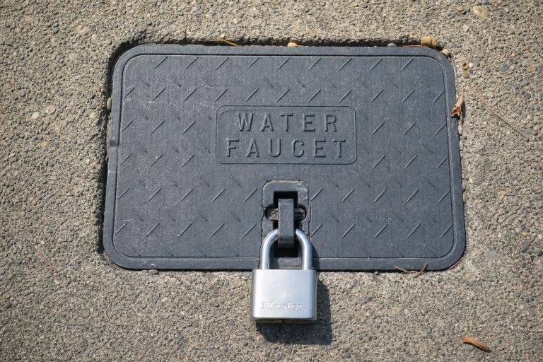 「人の家の水道」を無断で使う、60代隣人の呆れた主張。抗議したら「今度はうちの庭でBBQをやりはじめたんです…」／家は選べても、隣人は選べない。近所付き合いの距離感がどう変わったか調べてみた