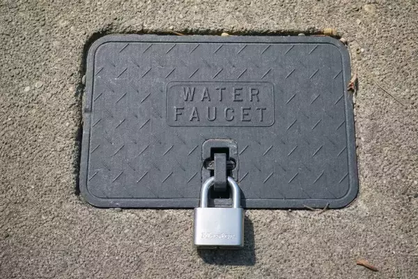 「「人の家の水道」を無断で使う、60代隣人の呆れた主張。抗議したら「今度はうちの庭でBBQをやりはじめたんです…」／家は選べても、隣人は選べない。近所付き合いの距離感がどう変わったか調べてみた」の画像