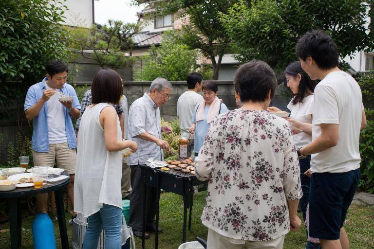 「人の家の水道」を無断で使う、60代隣人の呆れた主張。抗議したら「今度はうちの庭でBBQをやりはじめたんです…」／家は選べても、隣人は選べない。近所付き合いの距離感がどう変わったか調べてみた
