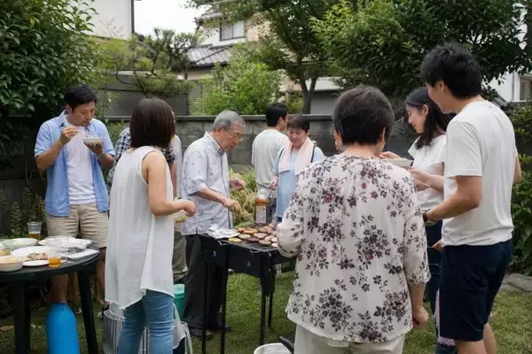 「「人の家の水道」を無断で使う、60代隣人の呆れた主張。抗議したら「今度はうちの庭でBBQをやりはじめたんです…」／家は選べても、隣人は選べない。近所付き合いの距離感がどう変わったか調べてみた」の画像