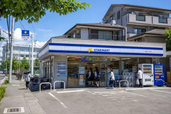 「コンビニに毎日クレームを入れに来る“迷惑客”。後ろに並んでいた「3人組のギャル」が外に連れ出した結果…／「困った客」の最も多い迷惑行為を調べてみた」の画像