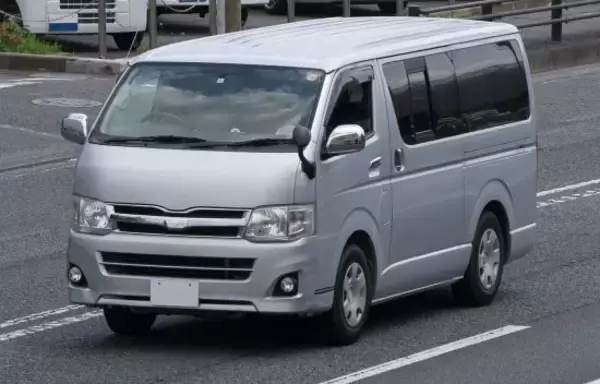 「“あおり運転”の恐怖。ハイエースが「10分以上後ろにぴったり」事態が一変、警察に捕まるまで…一発で免許取消しも、最新の厳罰事情」の画像