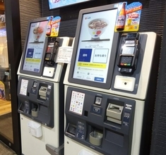 「店員の仕事だったことを、なぜ客が？」セルフレジやQR・タッチパネル注文に疲弊する人々の声。操作方法もバラバラで困惑