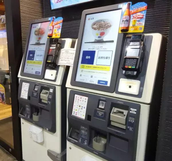 「店員の仕事だったことを、なぜ客が？」セルフレジやQR・タッチパネル注文に疲弊する人々の声。操作方法もバラバラで困惑