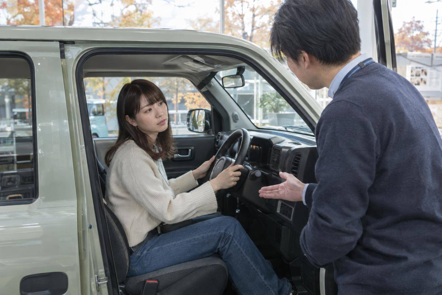 「新車を安く買うテクニック」元ディーラー営業マンが明かす“値引き”交渉時の本音／新車がいちばん売れるのは何月か調べてみた