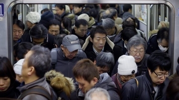 満員電車でドアを塞いだまま動かない男性…さらに突然“膝蹴り”された会社員の怒り「まったく意味がわかりませんでした」