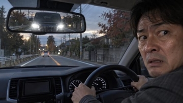 「追突されるんじゃ…」大型SUVが女性の車にピタリと急接近。追い越した直後に待っていた“爽快すぎる展開”