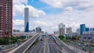 原付バイクを“あおり運転”した他県ナンバーの車が、警察の取り締まり“定番”スポットで捕まるまで――大反響セレクション