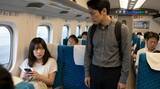「席は空いているのに…新幹線で「ただ女性の横に立ち続ける」不審な男性に、スーツ姿のサラリーマンが放った“勇気ある一言”／都調査で判明「周囲が動けば94.7％の被害が止まる」現実」の画像1