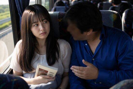 「怖くて目を開けられませんでした」長距離バスで隣になった男性のセクハラに苦しんだ女子大生。別の乗客が気づいた結果…都の調査で見る「触らなくてもアウト」な痴漢の境界線も