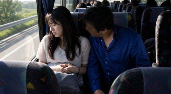 「怖くて目を開けられませんでした」長距離バスで隣になった男性のセクハラに苦しんだ女子大生。別の乗客が気づいた結果…都の調査で見る「触らなくてもアウト」な痴漢の境界線も