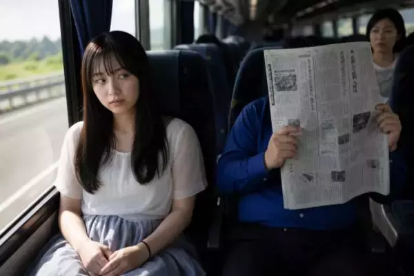 「女子大生「怖くて目を開けられませんでした」長距離バスで隣になった男性のセクハラに苦しみ…都調査「触らなくてもアウト」な行為とは？」の画像