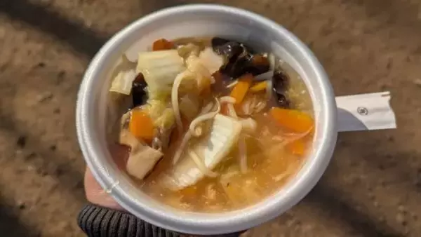 「牛丼1杯もらうのに2時間説教。“タダ”では済まない「炊き出し」の現場」の画像