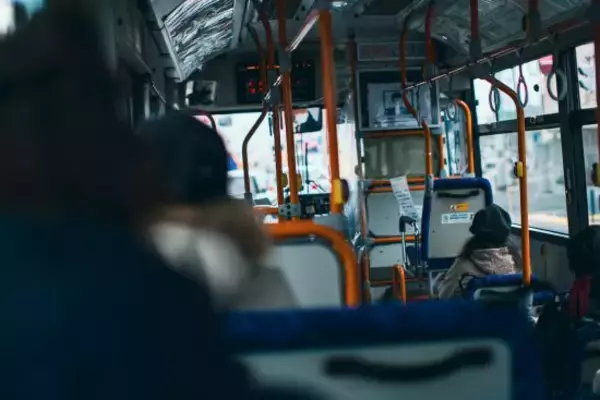 バスのドアを叩いて「無理やり乗車」してきた夫婦が、車内でも“やりたい放題”…撃退した41歳女性の「勇気ある行動」