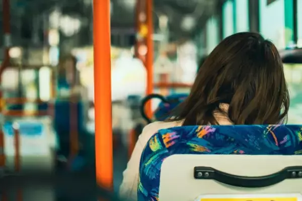 「バスのドアを叩いて「無理やり乗車」してきた夫婦が、車内でも“やりたい放題”…撃退した41歳女性の「勇気ある行動」」の画像