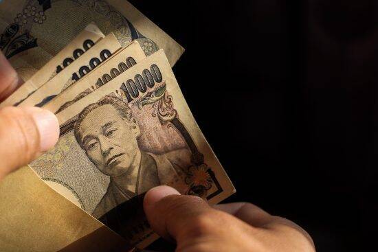 「近所に引っ越しました」複数人での飲み会の予定が直前に“サシ飲み”に…職場の迷惑「セクハラおじさん」10選