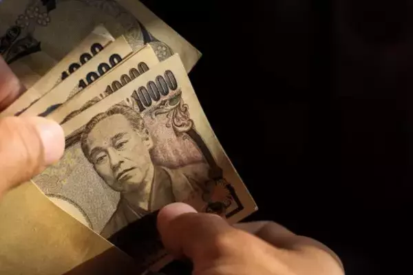 「「近所に引っ越しました」複数人での飲み会の予定が直前に“サシ飲み”に…職場の迷惑「セクハラおじさん」10選」の画像