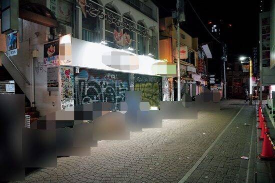 深夜2時の行列には“小学生連れ”の家族も…ボンボンドロップシール異常流行の実態。29歳女性は「仕事にも集中できず、夫も『いい加減にしろ！』と…」