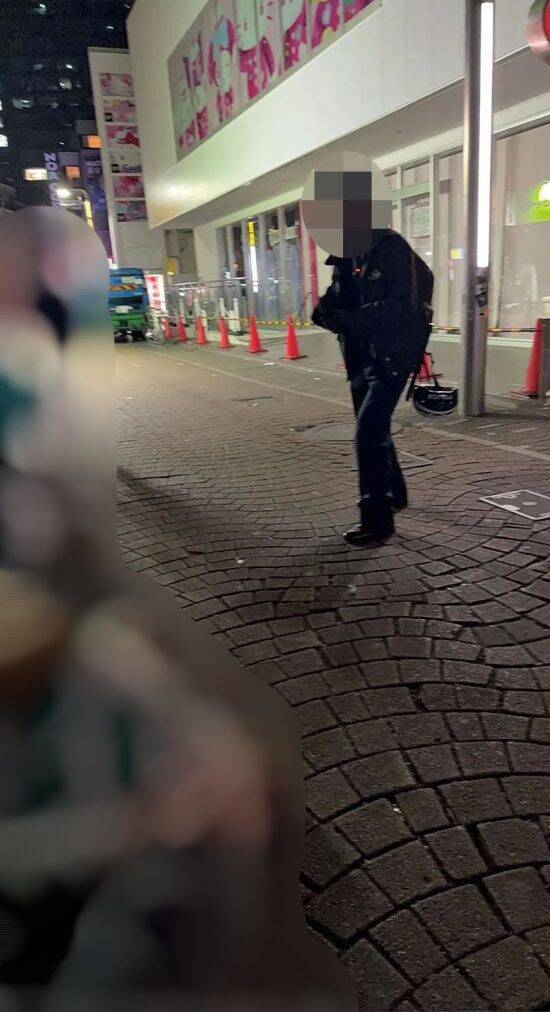 深夜2時の行列には“小学生連れ”の家族も…ボンボンドロップシール異常流行の実態。29歳女性は「仕事にも集中できず、夫も『いい加減にしろ！』と…」