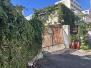 沖縄の空き家から「2億円」。壁の中に眠っていた遺産のナゾと、肝試しで“宝”を当てた少年たちの「衝撃の末路」