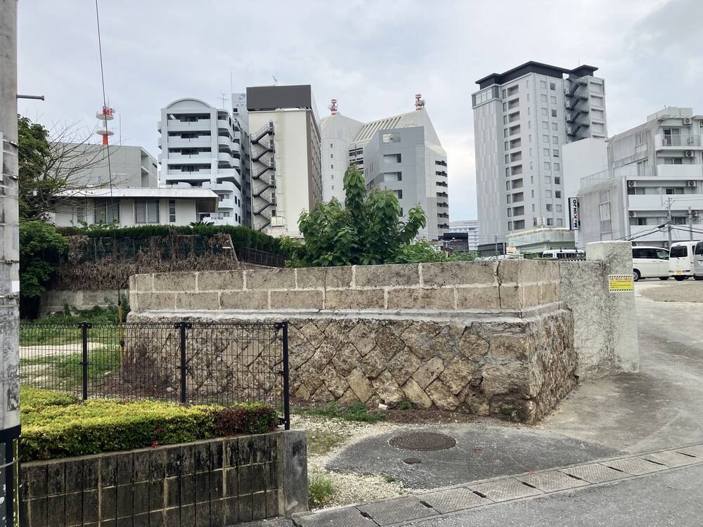 沖縄の空き家から「2億円」。壁の中に眠っていた遺産のナゾと、肝試しで“宝”を当てた少年たちの「衝撃の末路」