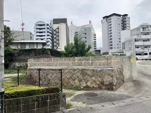 「沖縄の空き家から「2億円」。壁の中に眠っていた遺産のナゾと、肝試しで“宝”を当てた少年たちの「衝撃の末路」」の画像