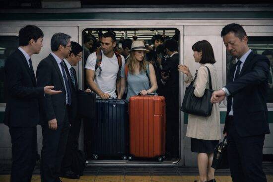 満員電車で通路を塞ぐ「大型キャリーケース」や、一歩も動かない「ベビーカー」にモヤッ。乗客約7割が回答した車内マナー迷惑1位の本音も